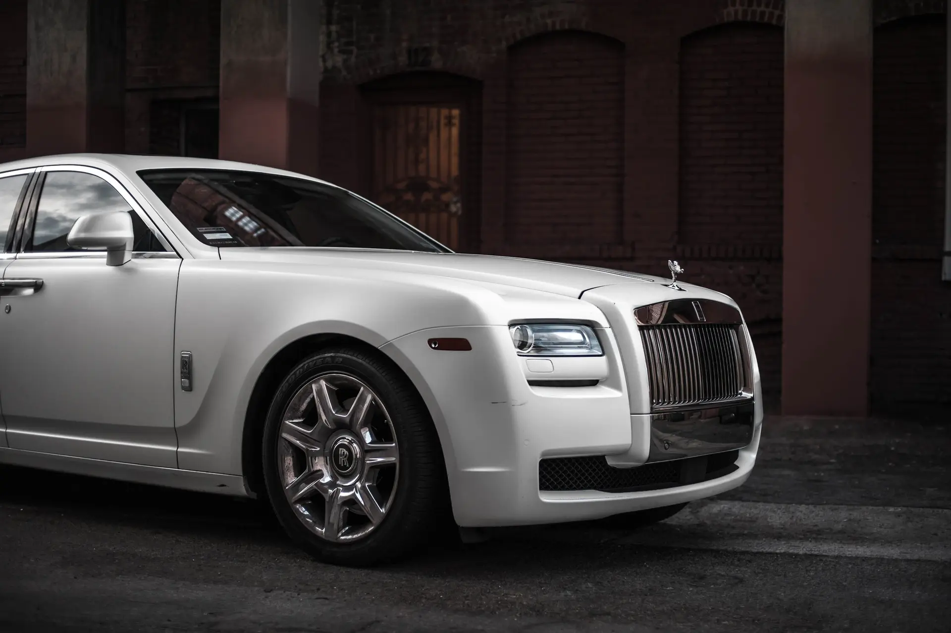 /static/images/chiptuning/types/brands/rolls-royce-illustration.webp